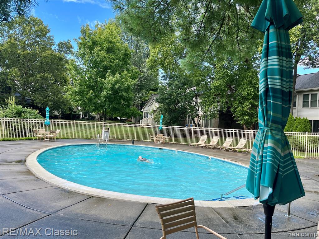 7663 Danbury Circle, West Bloomfield, MI — Photo 29