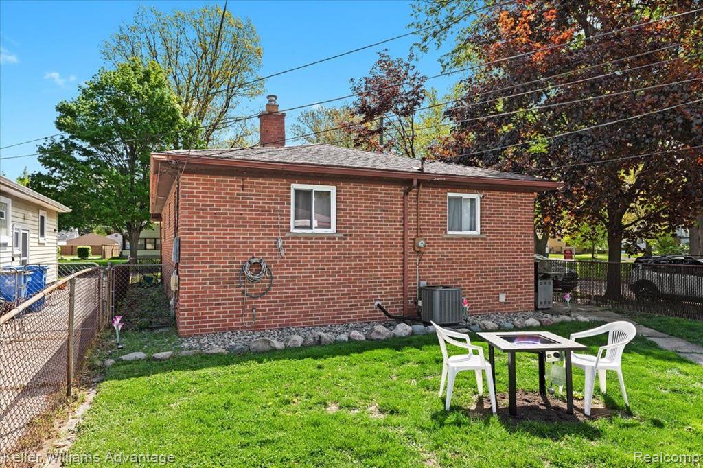 4050 MAYFAIR Street, Dearborn Heights, MI 48125 — Photo 32
