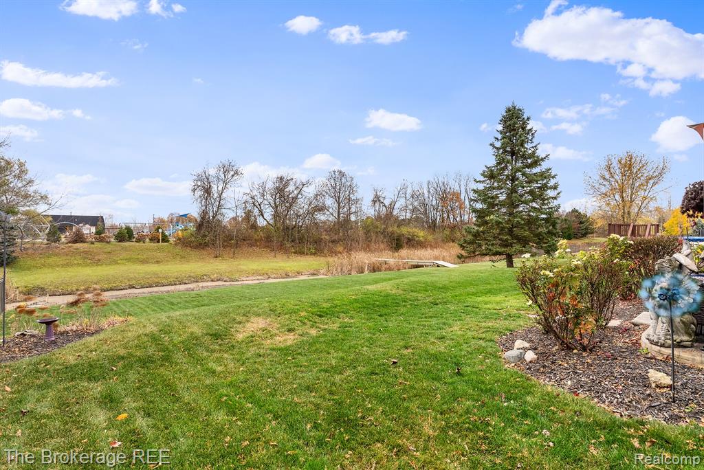 49730 WILLOWOOD Drive, Macomb, MI 48044 — Photo 41