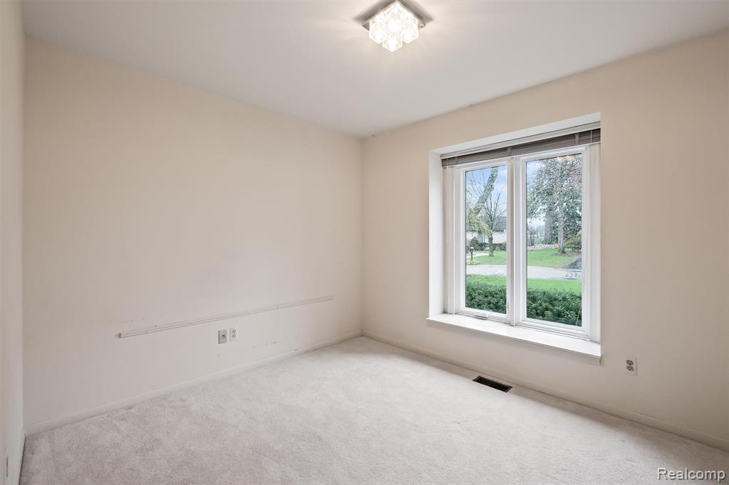 5129 Woodlands Lane, Bloomfield Hills, MI 48302 — Photo 24