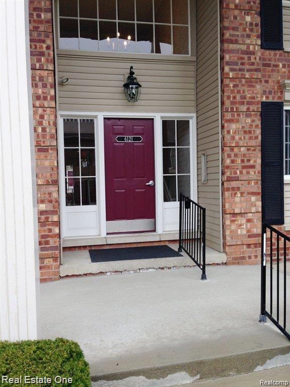 6121 ORCHARD LAKE, 202, West Bloomfield, MI — Photo 3