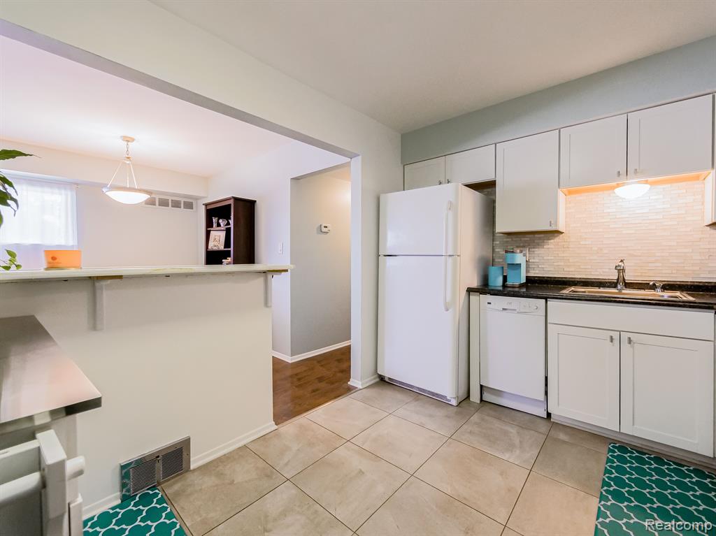 8497 KENNEDY Circle, 4, Warren, MI 48093 — Photo 4