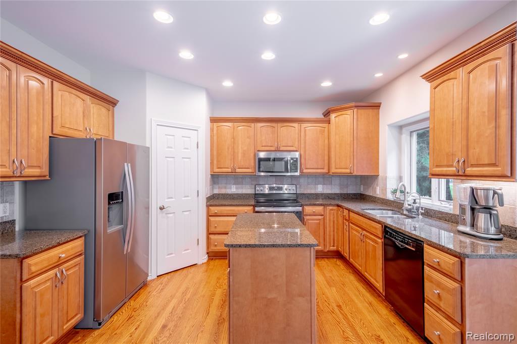 4230 Pavilion Court, Fenton, MI 48430 — Photo 14