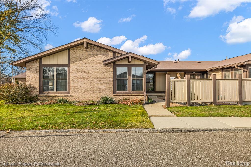 2685 ROUNDTREE Drive, Troy, MI 48083 — Photo 36
