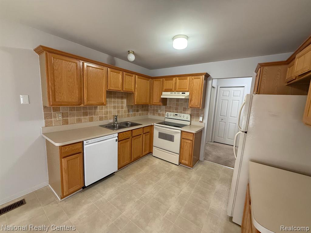 41506 GREENSPIRE Drive, Clinton Twp, MI 48038 — Photo 9