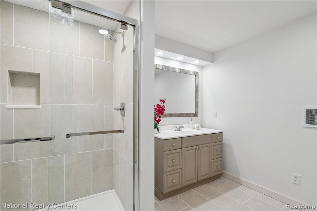 730 Berwick Court, Highland, MI — Photo 60