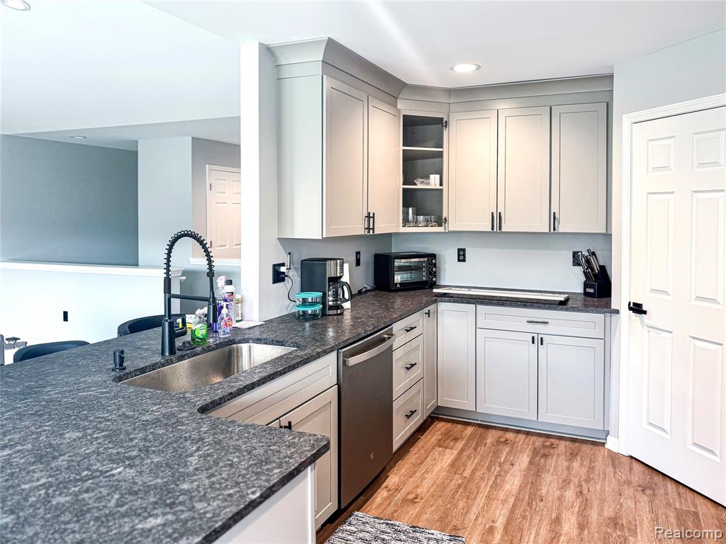 3982 Ontario Drive, Auburn Hills, MI 48326 — Photo 2