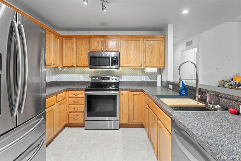 5529 TWIN OAKS Drive, Sterling Heights, MI 48314 — Photo 7