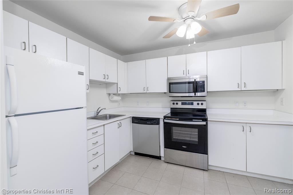 6600 Ridgefield Circle, West Bloomfield, MI — Photo 4