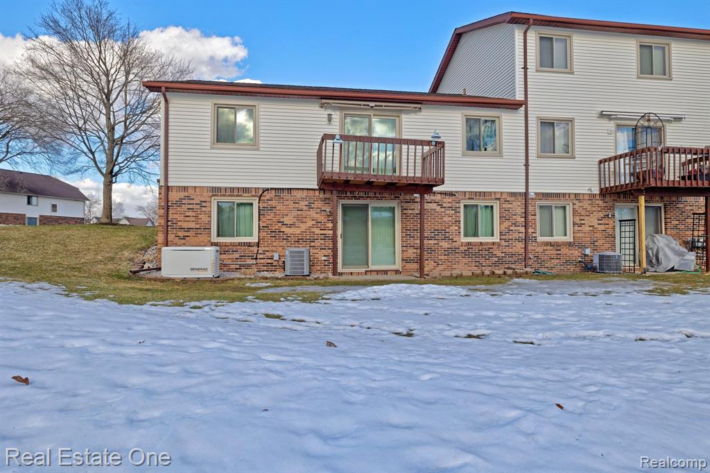 9045 E BLUEWATER Drive, Clarkston, MI 48348 — Photo 46