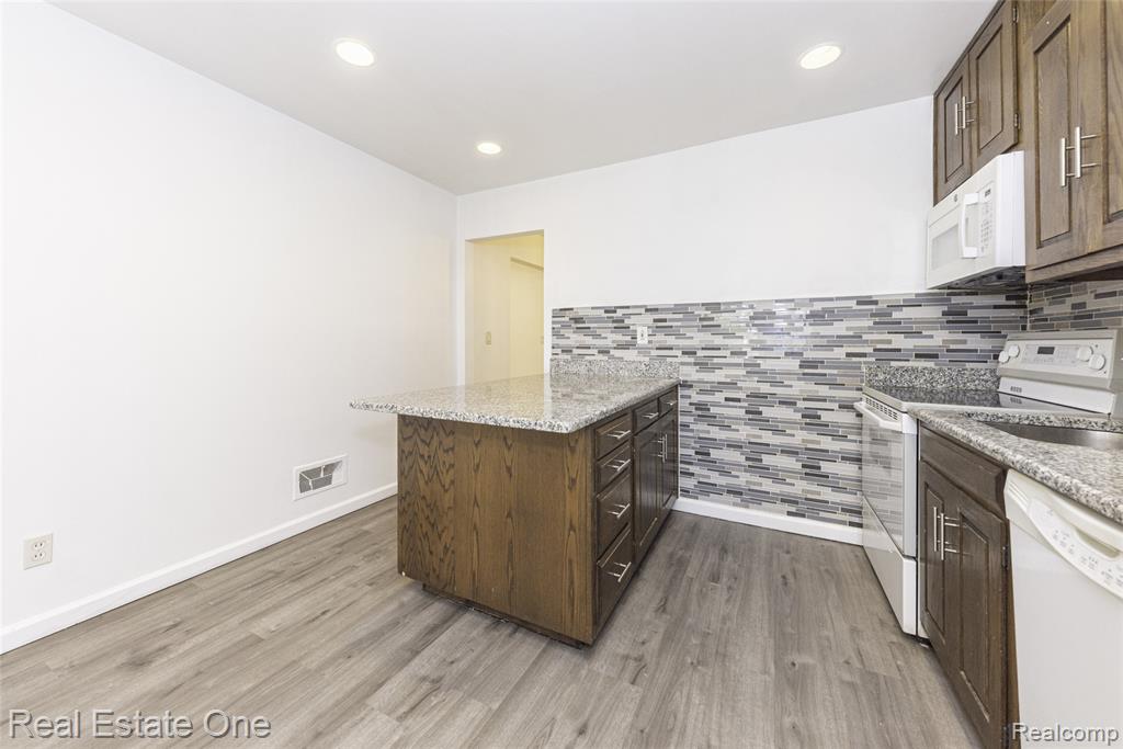 27630 W Echo Valley, 221, Farmington Hills, MI 48334 — Photo 15