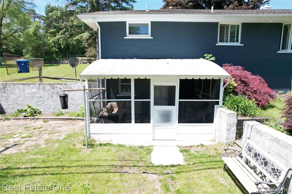1325 S Hospital Road, Waterford, MI 48327 — Photo 6