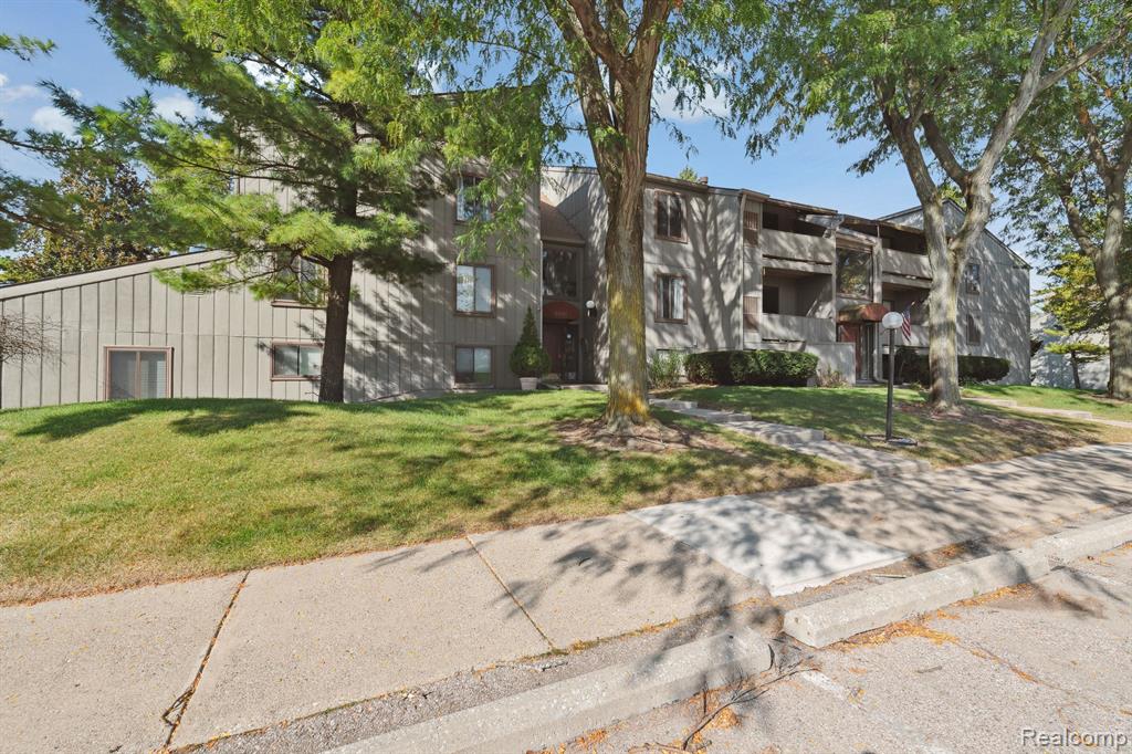 9601 BAYVIEW Drive, #301, Ypsilanti, MI 48197 — Photo 2