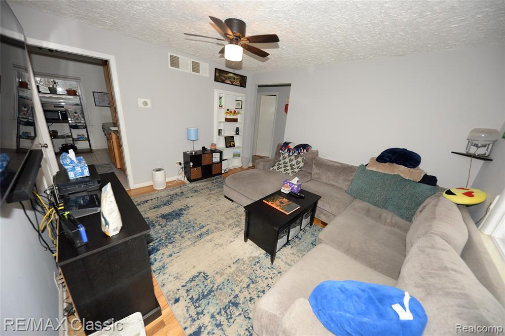 872 E Rowland Avenue, Madison Heights, MI 48071 — Photo 3