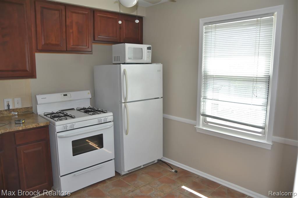 690 E LINCOLN Street, Birmingham, MI 48009 — Photo 13