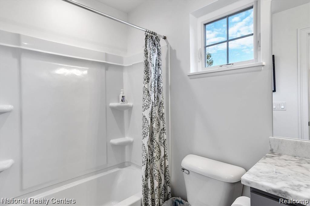 581 VILLAGE Lane, Milford, MI 48381 — Photo 28