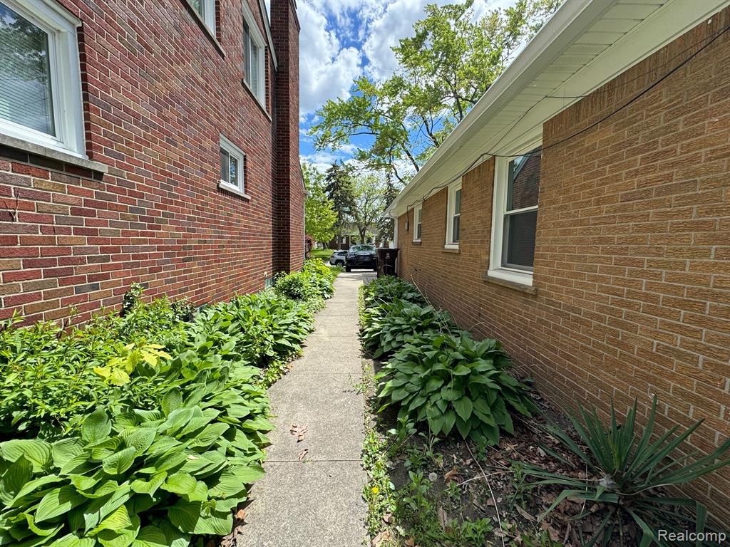 8639 WARREN Boulevard, Center Line, MI 48015 — Photo 3