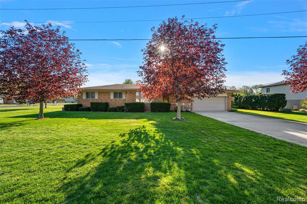 15 Pleasant Lake Drive, Waterford, MI 48327 — front exterior
