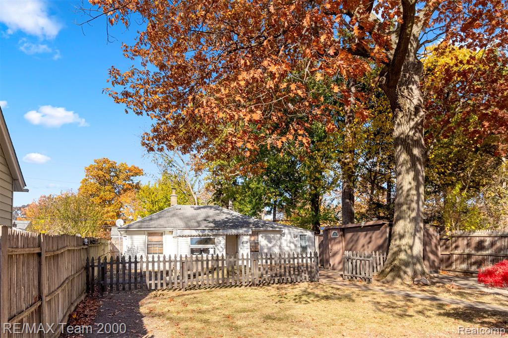 533 E Milton Avenue, Hazel Park, MI 48030 — Photo 2