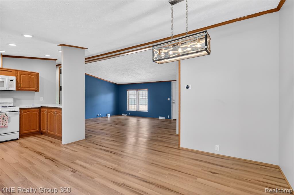 672 Red Oaks Drive, Howell, MI 48843 — Photo 12