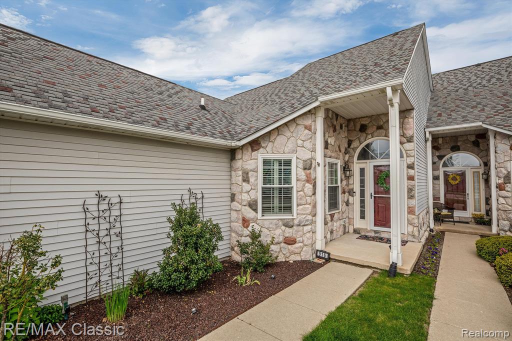916 VILLAGE Way, South Lyon, MI 48178 — Photo 4