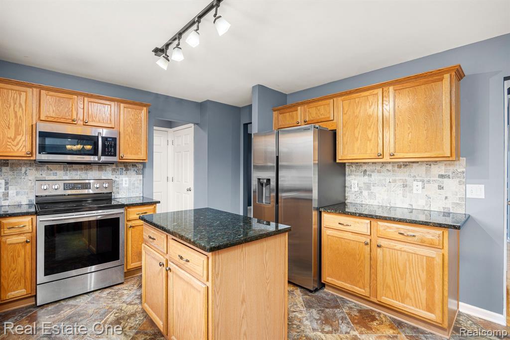 7737 TURRILLIUM Lane, Waterford, MI 48327 — Photo 7