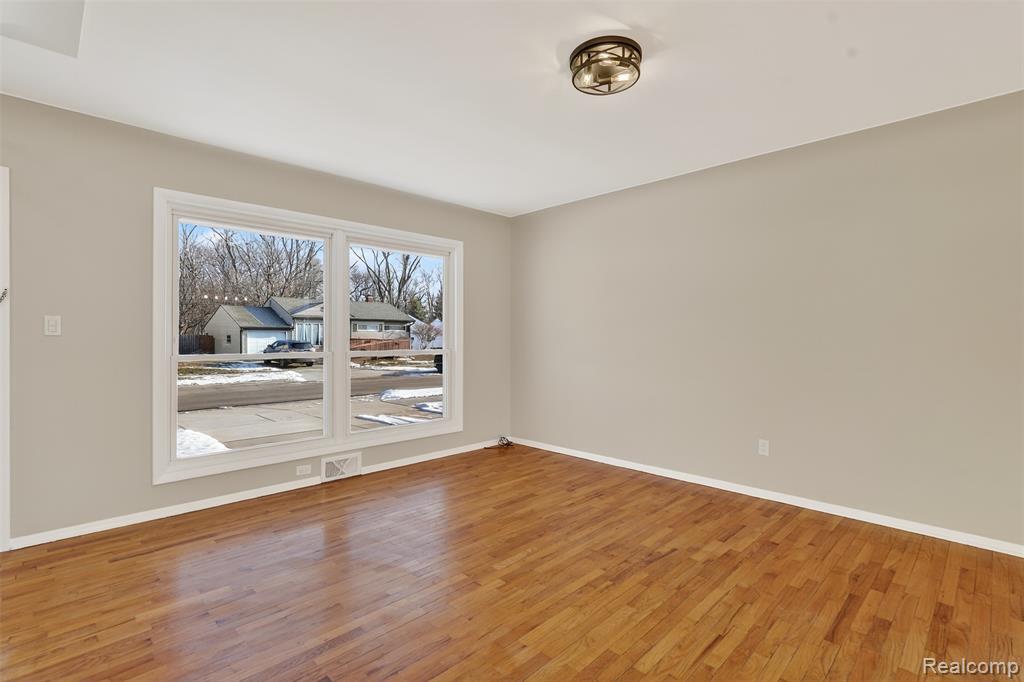 735 Elmwood Drive, Fenton, MI 48430 — Photo 7
