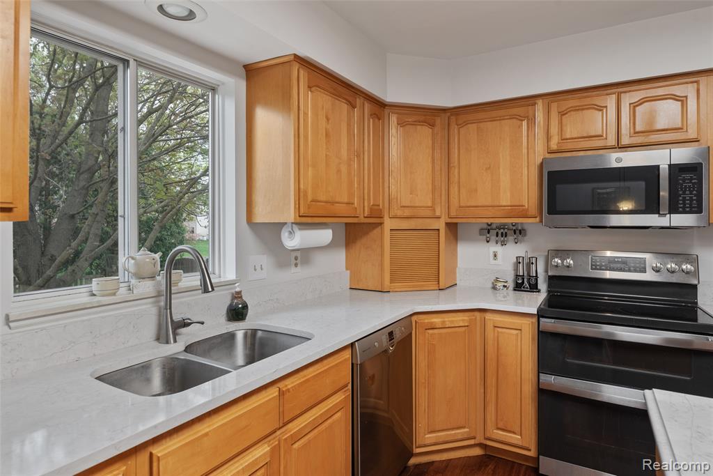 4325 Heatherstone Drive, Waterford, MI 48329 — Photo 11