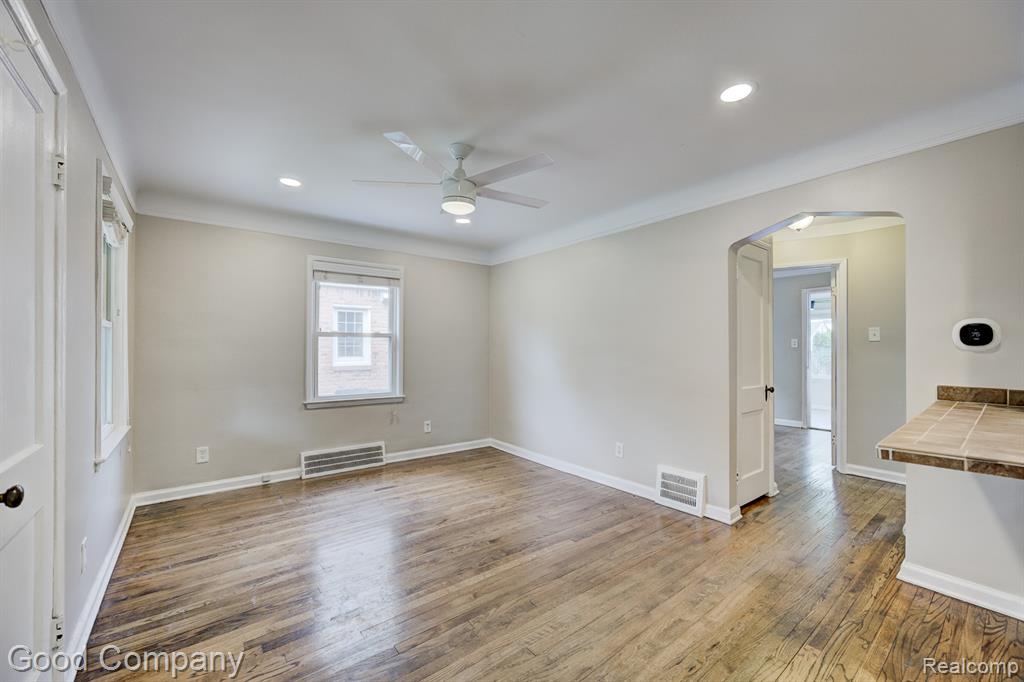 830 W HAZELHURST Street, Ferndale, MI 48220 — Photo 2