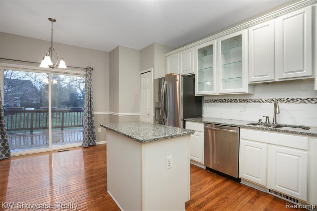 43104 PROVIDENCE Lane, Canton, MI 48188 — Photo 16
