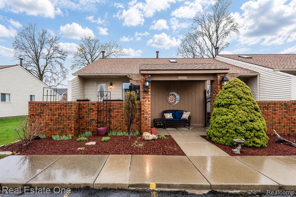 62072 York town Drive, 1, South Lyon, MI 48178 — front exterior