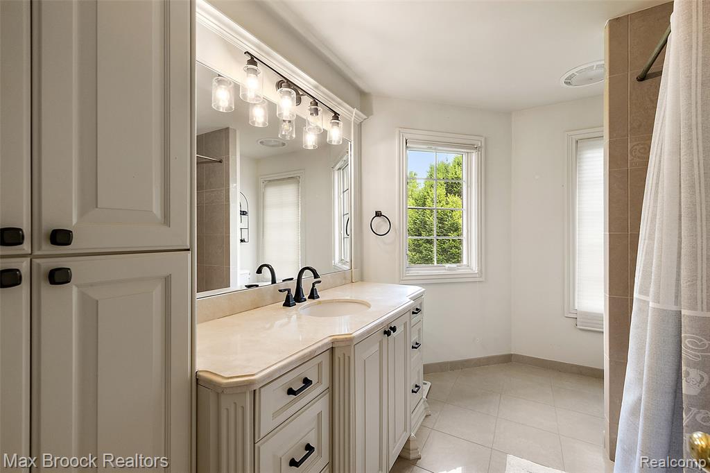 7428 Foxburg Court, Clarkston, MI 48348 — Photo 25