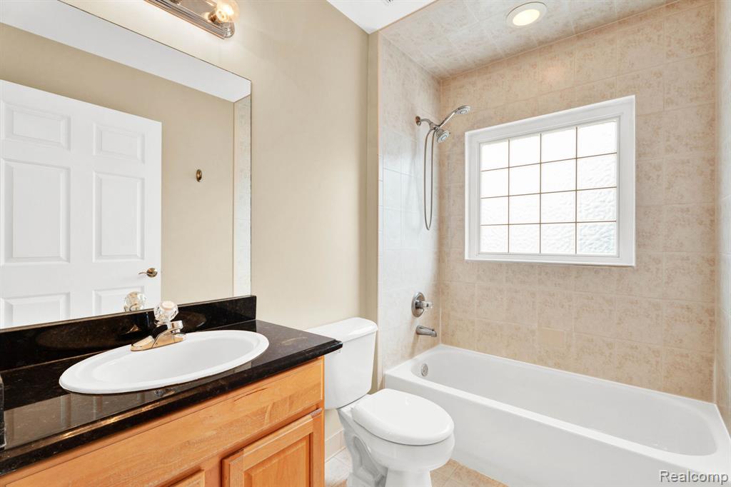 5379 Twin Oaks Drive, Sterling Heights, MI 48314 — Photo 30