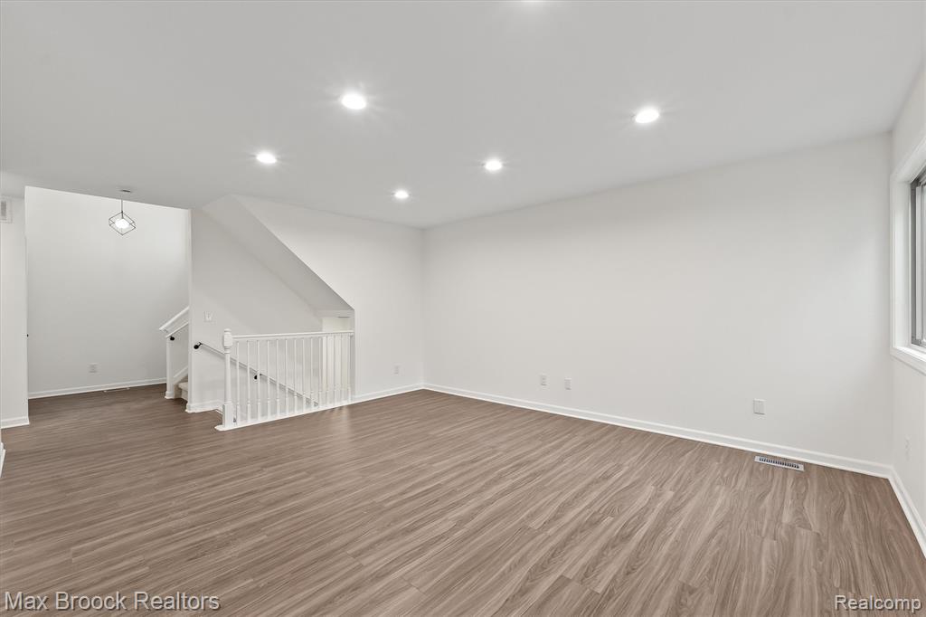 24530 Pineview Street, Oak Park, MI 48237 — Photo 7
