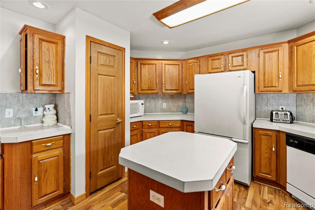 5206 Lippincott Boulevard, Burton, MI 48519 — Photo 4