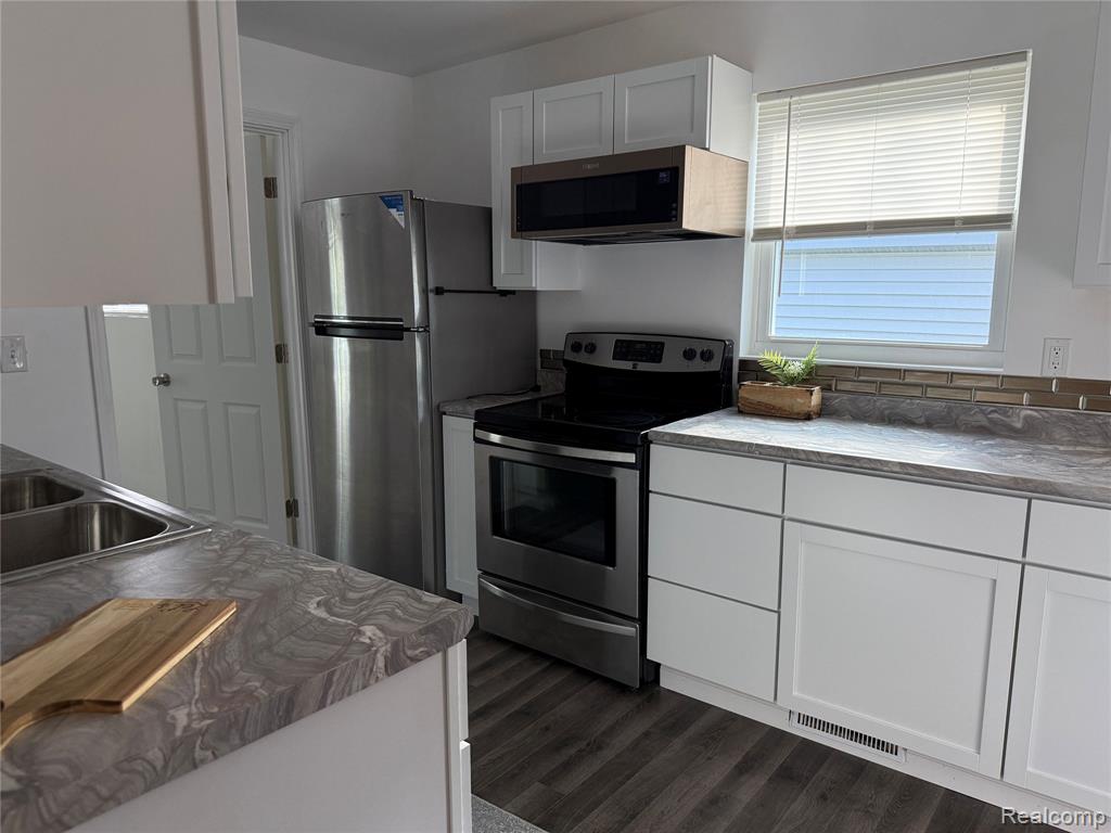 106 E Hopkins Avenue, Pontiac, MI 48340 — Photo 14