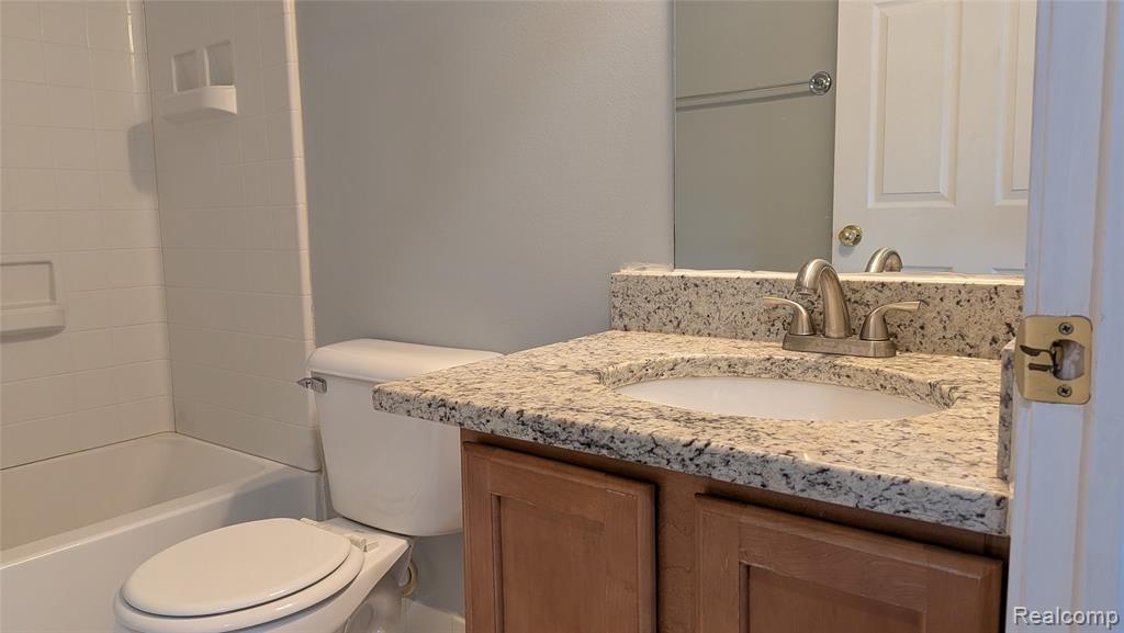 413 VILLAGE Drive, Walled Lake, MI 48390 — Photo 27