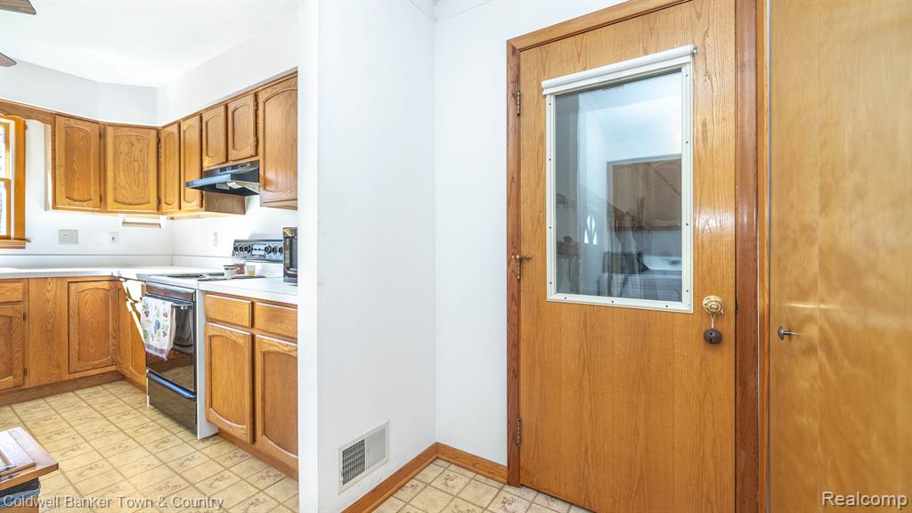 5427 OAK GROVE Road, Howell, MI 48855 — Photo 17