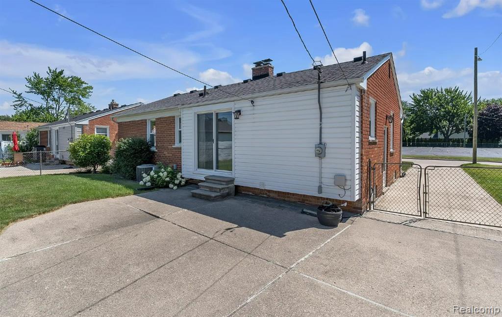 9623 Fairfield Street, Livonia, MI 48150 — Photo 34