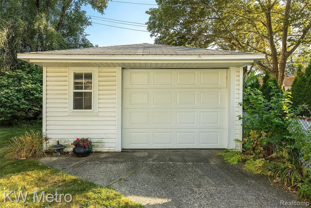 936 E Katherine Avenue, Madison Heights, MI 48071 — Photo 30