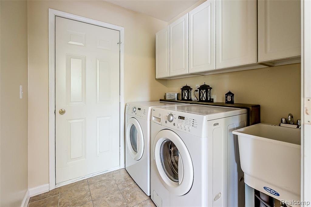 58721 Carriage Lane, South Lyon, MI 48178 — Photo 17