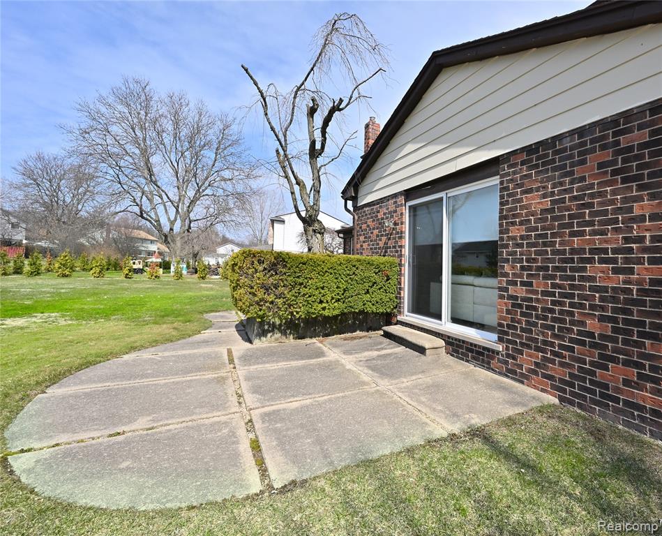 6132 Ledgeway Drive, West Bloomfield, MI — Photo 32