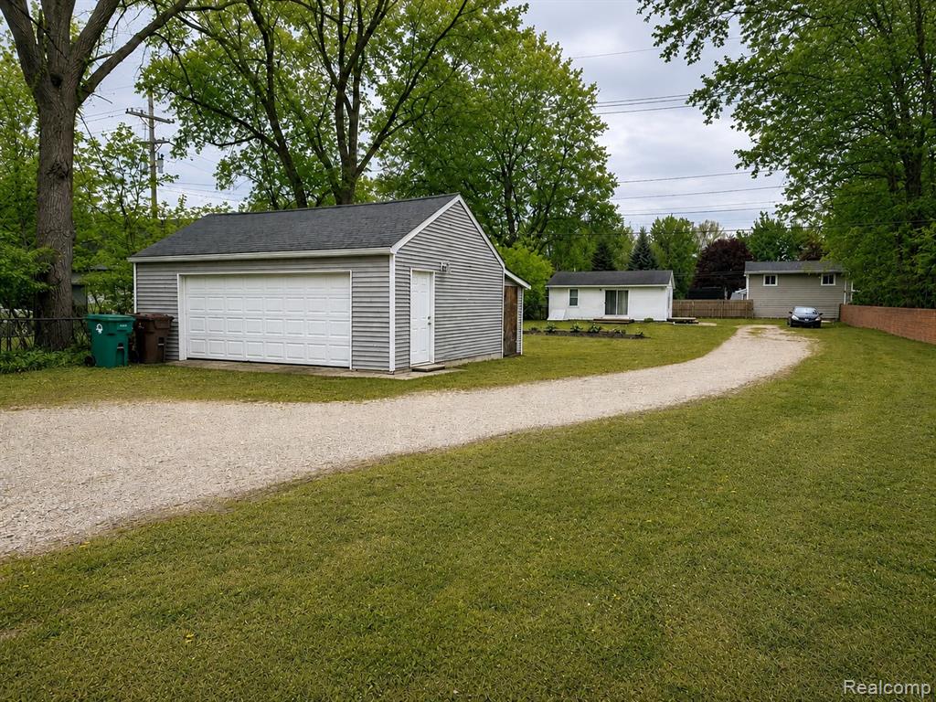 617 W Commerce Road, Walled Lake, MI 48382 — Photo 2