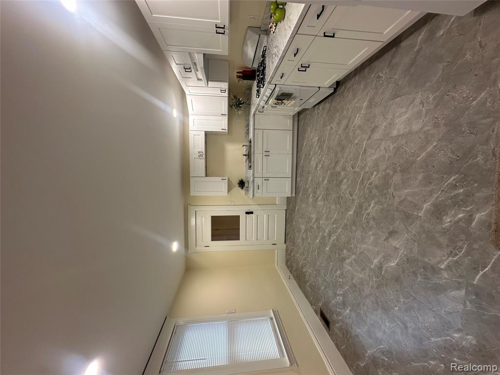 18576 Jefferson, Riverview, MI 48193 — Photo 15