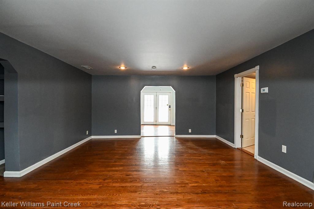 635 JOSLYN Road, Lake Orion, MI 48362 — Photo 3