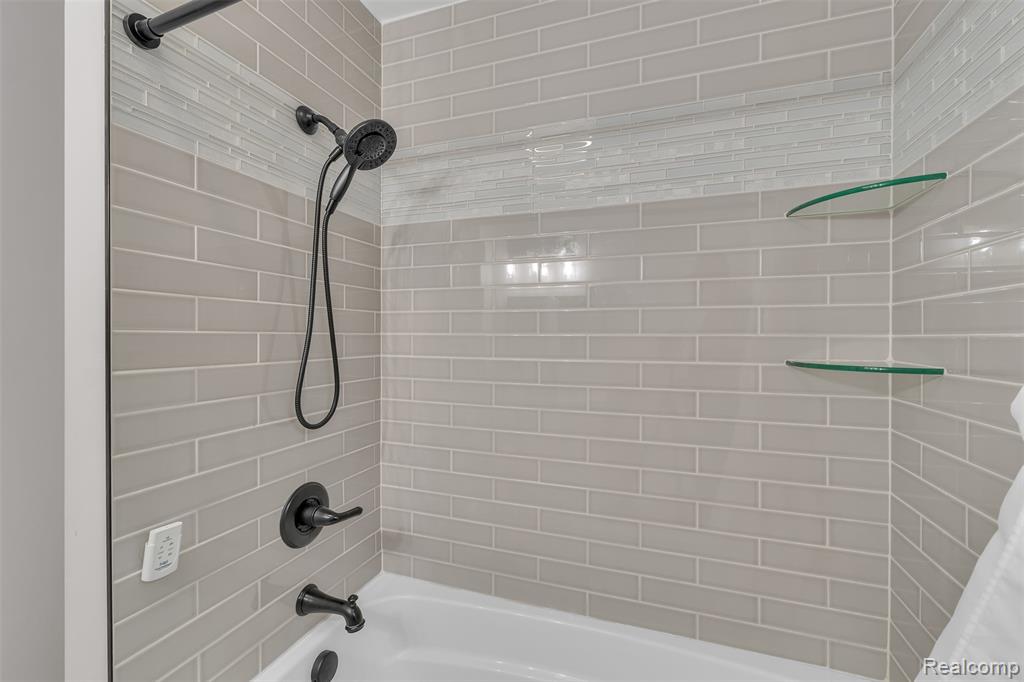 765 Vernier Road, Grosse Pointe Woods, MI 48236 — Photo 23