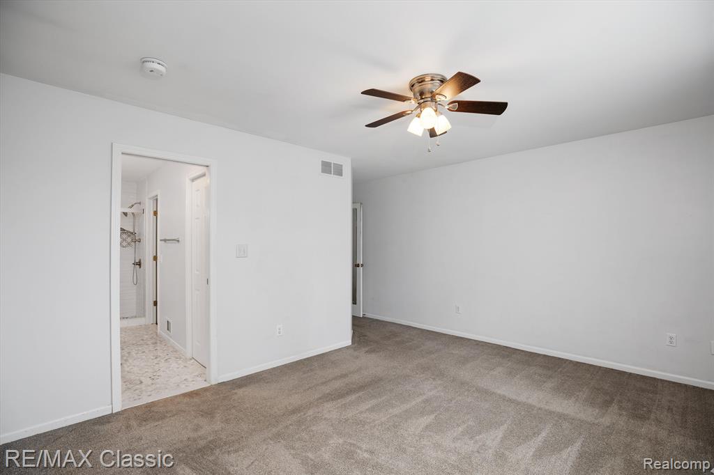 916 VILLAGE Way, South Lyon, MI 48178 — Photo 17