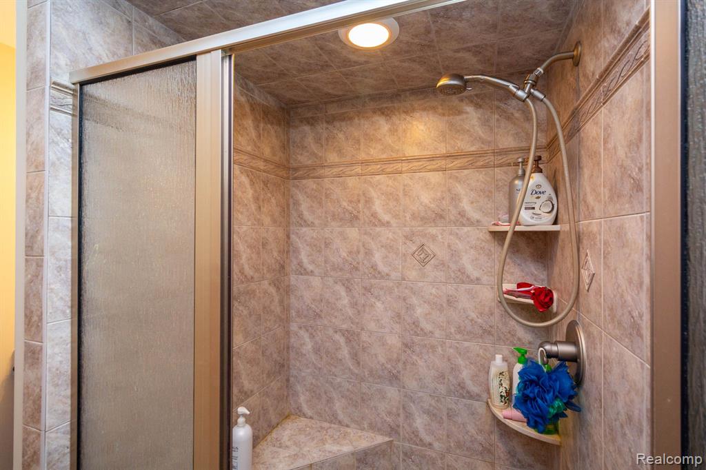 49759 Lakebridge Drive, Shelby Twp, MI 48315 — Photo 38