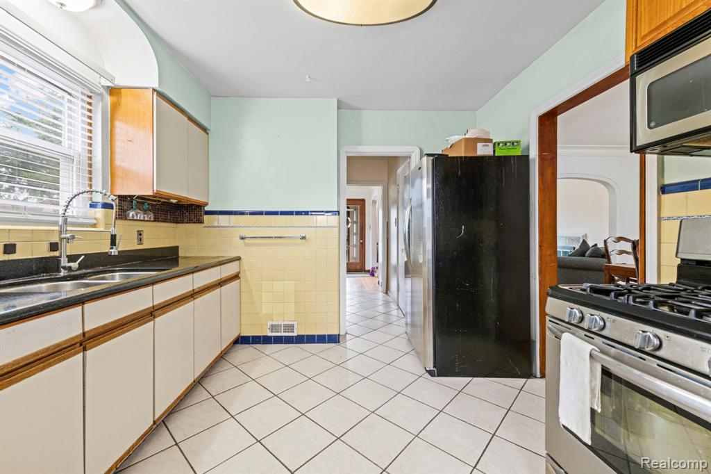 17500 Pennington Drive, Detroit, MI 48221 — Photo 9