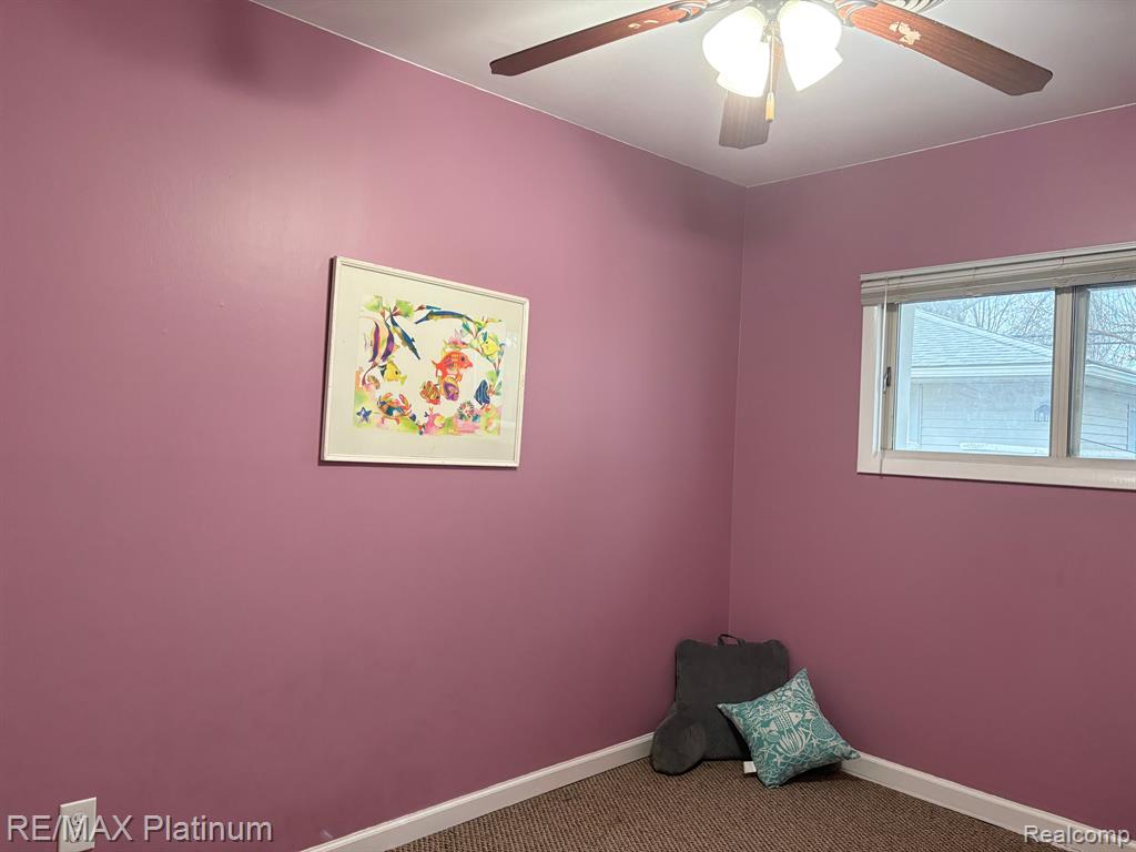 914 E KALAMA Avenue, Madison Heights, MI 48071 — Photo 9